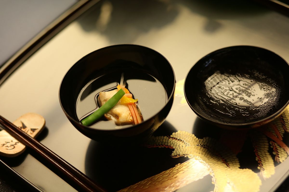 両家顔合わせ食事会で歓談するシーン