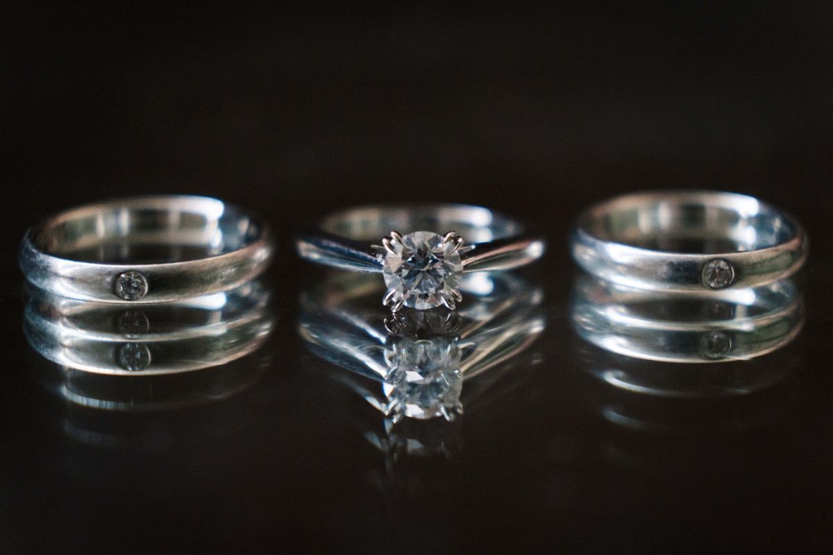 V字ラインデザインの婚約指輪