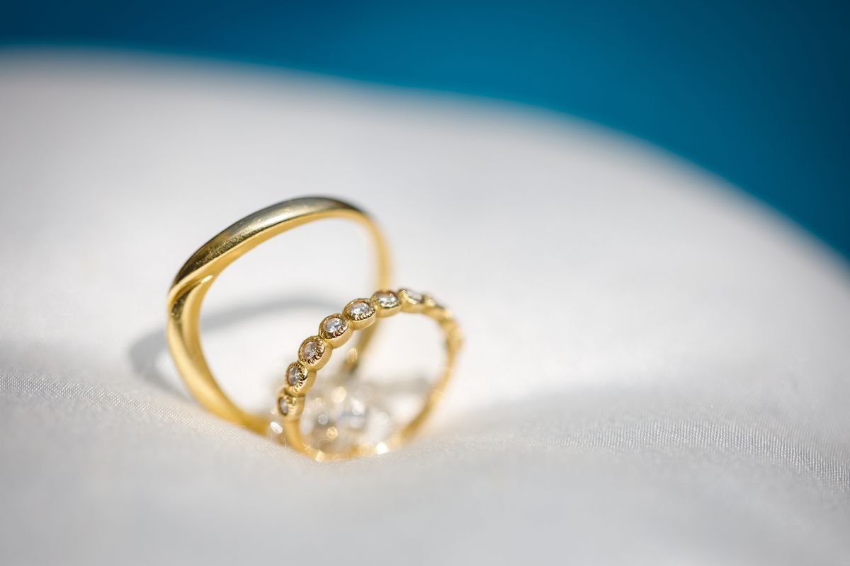 エタニティタイプと覆輪留めを組み合わせたデザインの婚約指輪