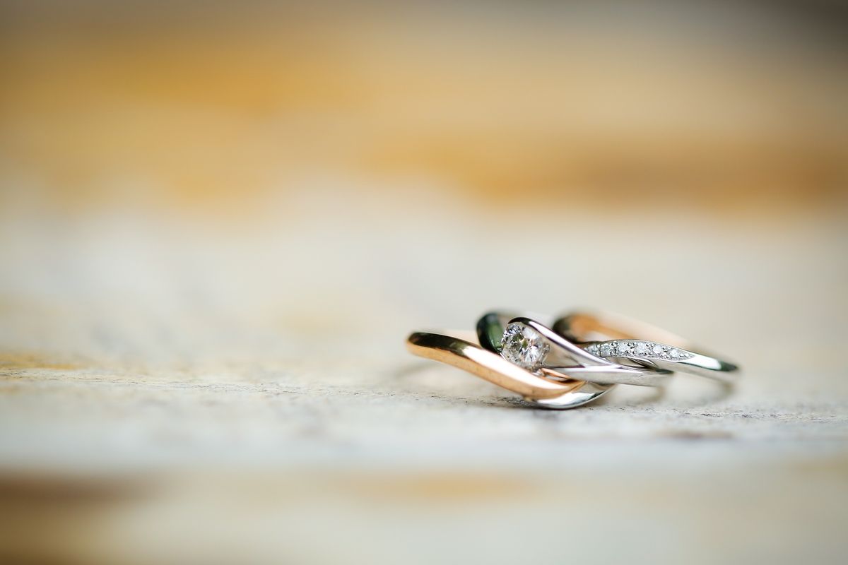 埋め込みデザインの婚約指輪