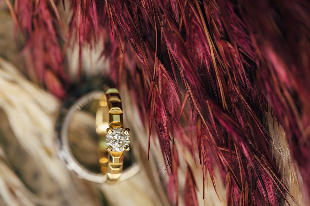 ゴールド素材の婚約指輪