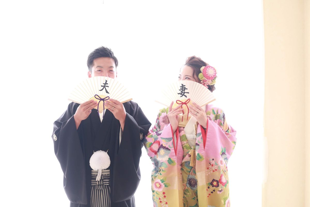 恥ずかしがり屋さん必見 かわいい顔隠しショット10選 結婚式準備はウェディングニュース