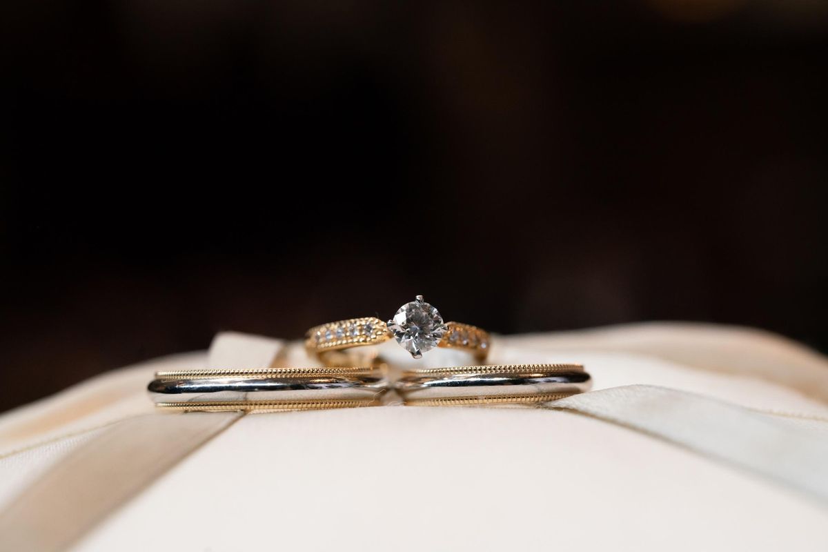 プラチナ・ゴールドを組み合わせたコンビ素材の婚約指輪