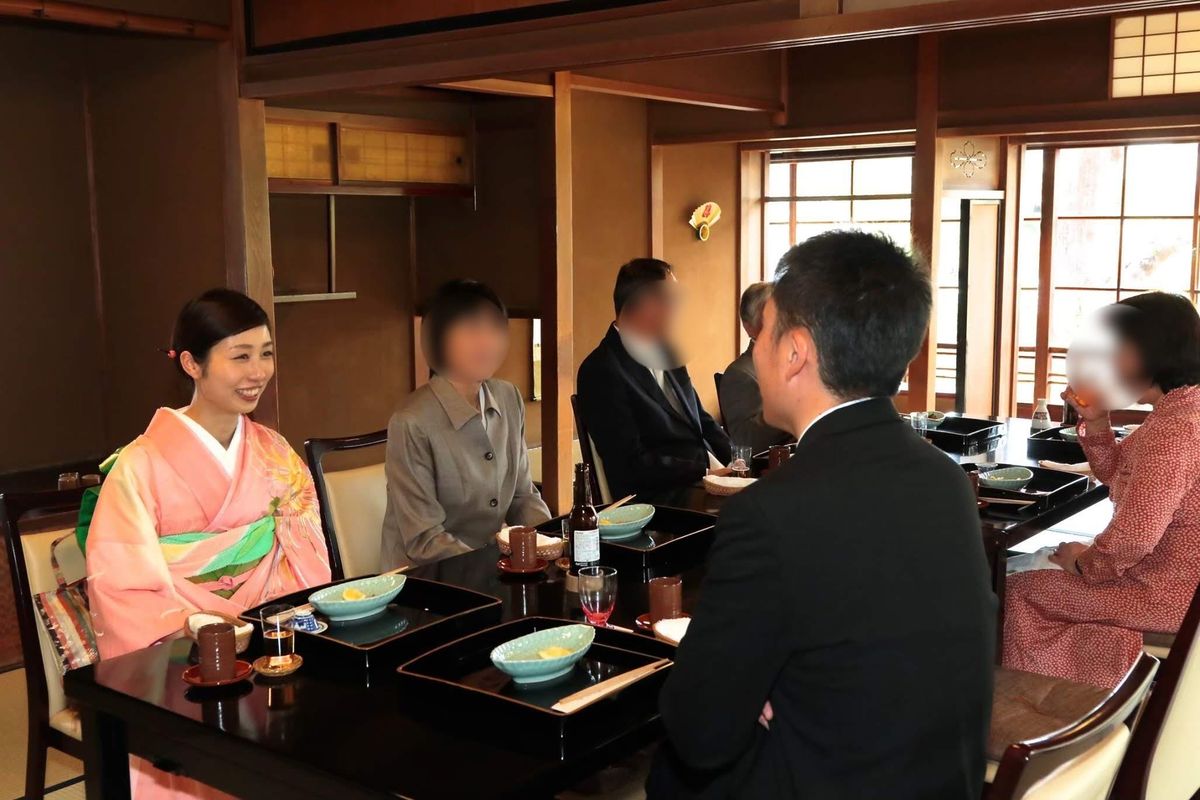 両家顔合わせ食事会で着席するシーン