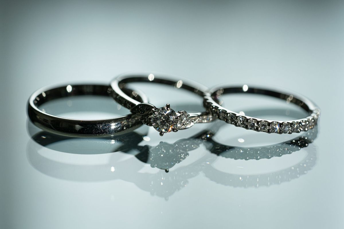 エタニティタイプと爪留めを組み合わせたデザインの婚約指輪