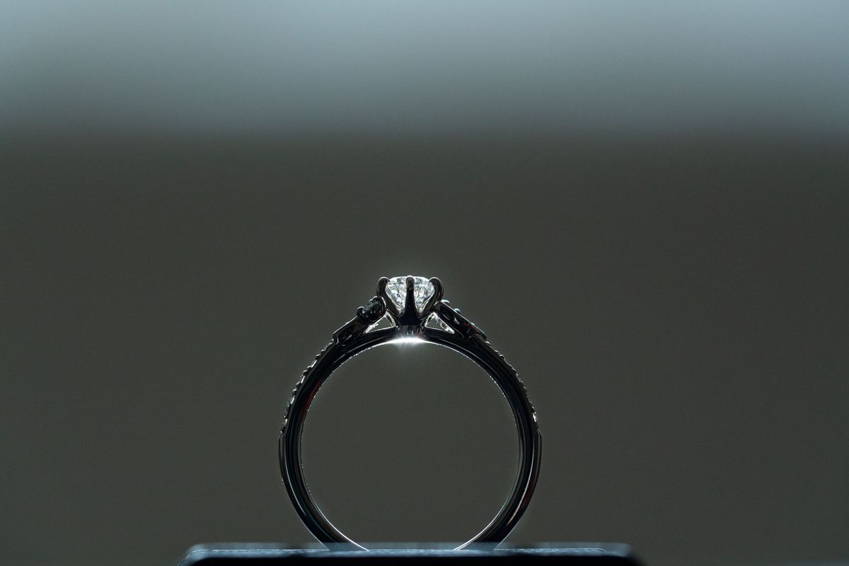 肩ありデザインの婚約指輪