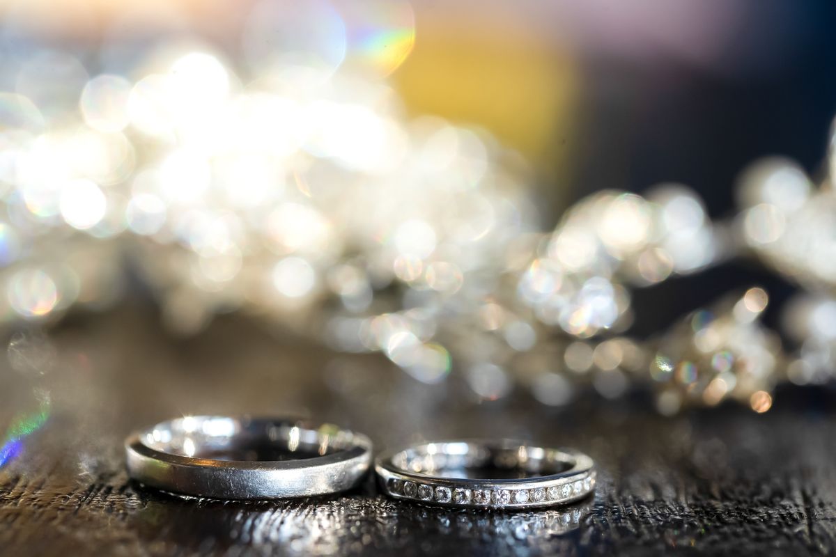 エタニティタイプとレール留めを組み合わせたデザインの婚約指輪