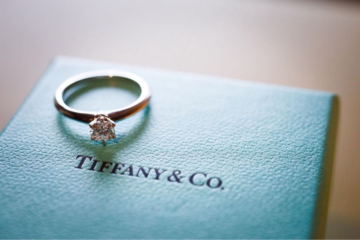 6本爪留めデザインの婚約指輪