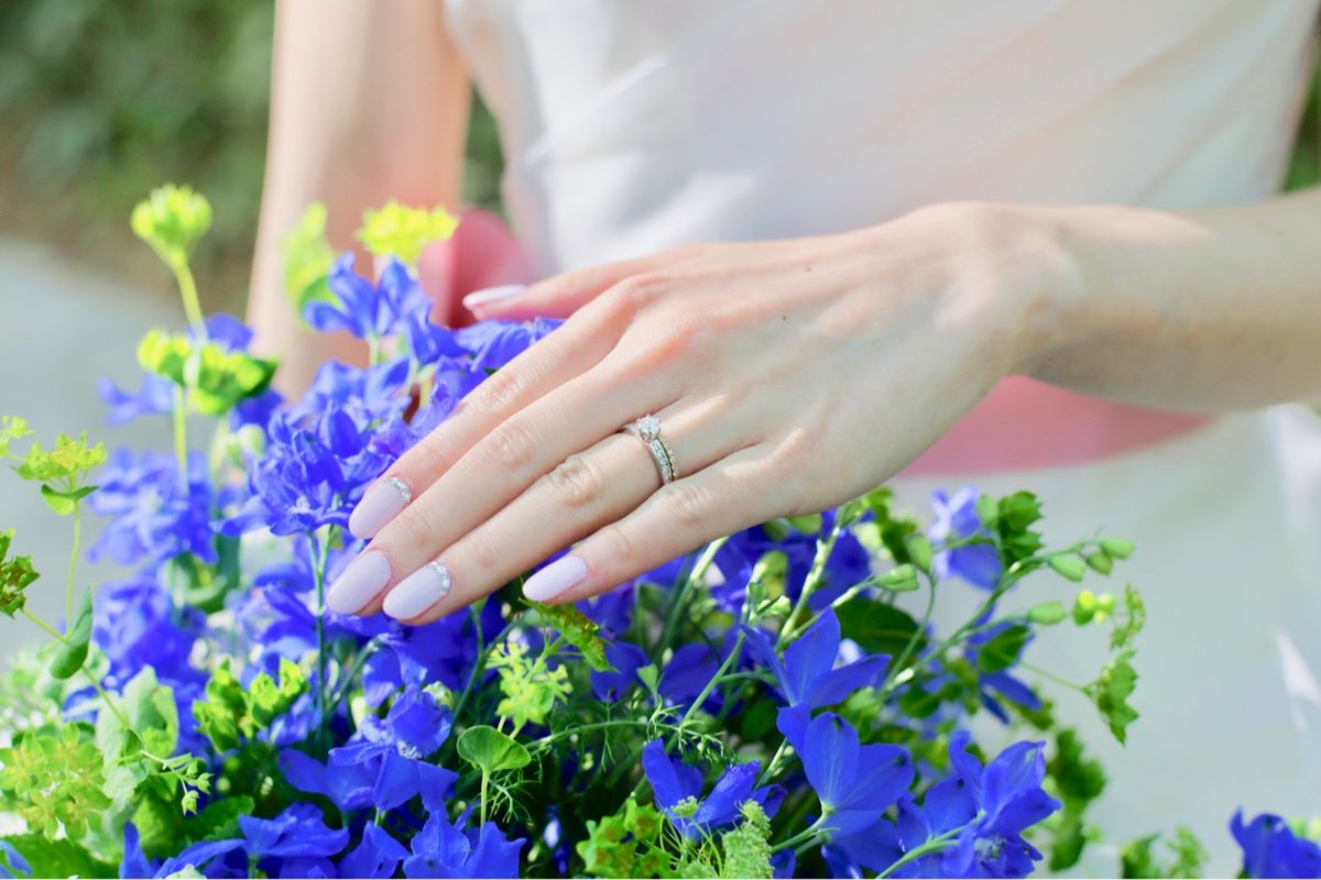 重ね付けがおすすめのエタニティリング！婚約指輪・結婚指輪に人気なブランドのデザイン一覧 | ウェディングニュース