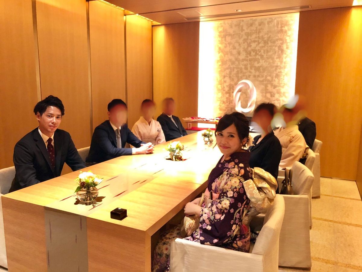 両家顔合わせ食事会で挨拶をするシーン