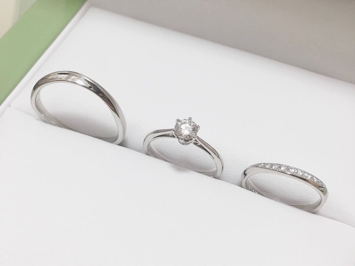 鏡面仕上げデザインの婚約指輪