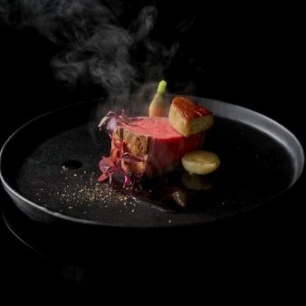 会場イチオシ【期間限定】新作ドレス展示×環水ロケ×和牛&フォアグラ試食