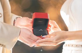 婚約指輪は一緒に選ぶ?ふたりで購入するコツを花嫁にガチ調査♡のアイキャッチ画像