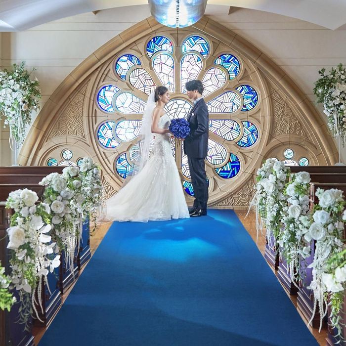 【青く輝くステンドグラス】感謝を伝える心温まる結婚式