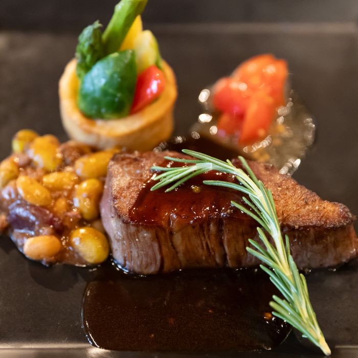 「美味しい料理でゲストを笑顔に」牛フィレ試食&会場見学