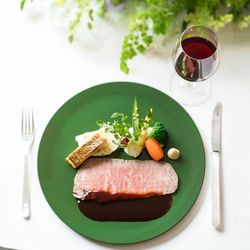 【ゲスト目線でおもてなし体験!試食付BIG】伝統のローストビーフ&高い人気を誇るスーパーメロンショート試食×庭園臨む絶景会場見学★イメージ膨らむチャペル入場体験もご用意!