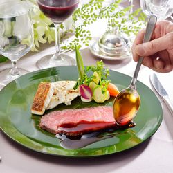 \当館人気No.1/【限定試食付!BIGフェア】伝統のローストビーフ&高い人気を誇るスーパーメロンショート試食×庭園臨む絶景会場見学★イメージ膨らむチャペル入場体験もご用意!