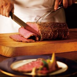 【2組だけ】金曜ディナー限定|仕事帰りに叶う美食体験!ホテル伝統ローストビーフ&SATSUKIスーパーショートケーキ試食×じっくり個別相談
