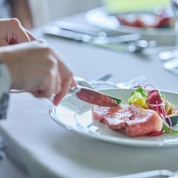 【家族・親族挙式+食事会のご相談】海の見えるチャペル見学+試食