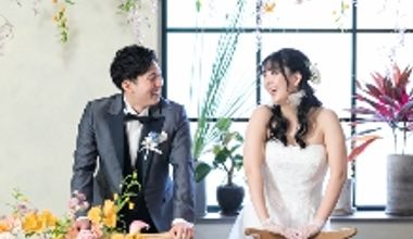 〈披露宴のみ挙式なし結婚式〉形式ばるのはイヤ"だけど二次会ほどカジュアルにもしたくない”スタイル