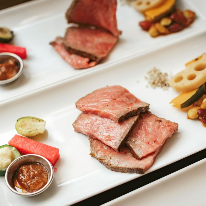 「美味しい料理でゲストを笑顔に」牛フィレ試食&会場見学