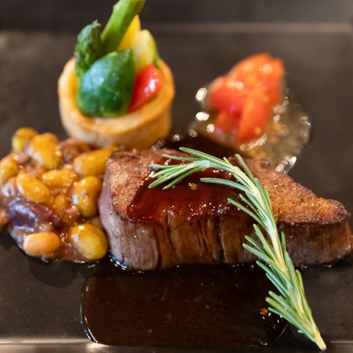 「美味しい料理でゲストを笑顔に」牛フィレ試食&会場見学