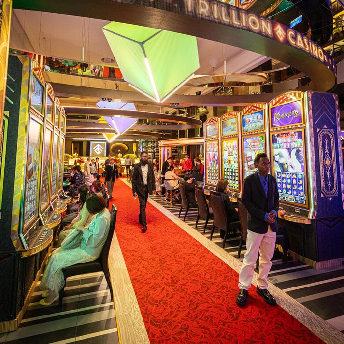 映画ロケ地に採用☆圧倒的スケールの会場を見学×25周年記念特典