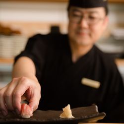 【料理が決め手】大将自慢のトロ寿司試食!最高の一皿を体験して