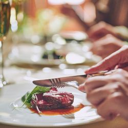 【豪華3万円試食付き】200年の歴史を受け継ぐ大聖堂×アンティークな洋館見学*黒毛牛&オマール海老試食