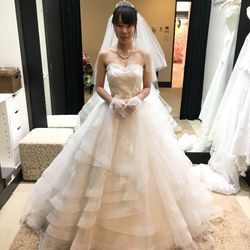 胸のハートカットが可愛いドレス。スカートがだんだんになってる。