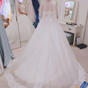 縁がレースになって可愛いトレーン。