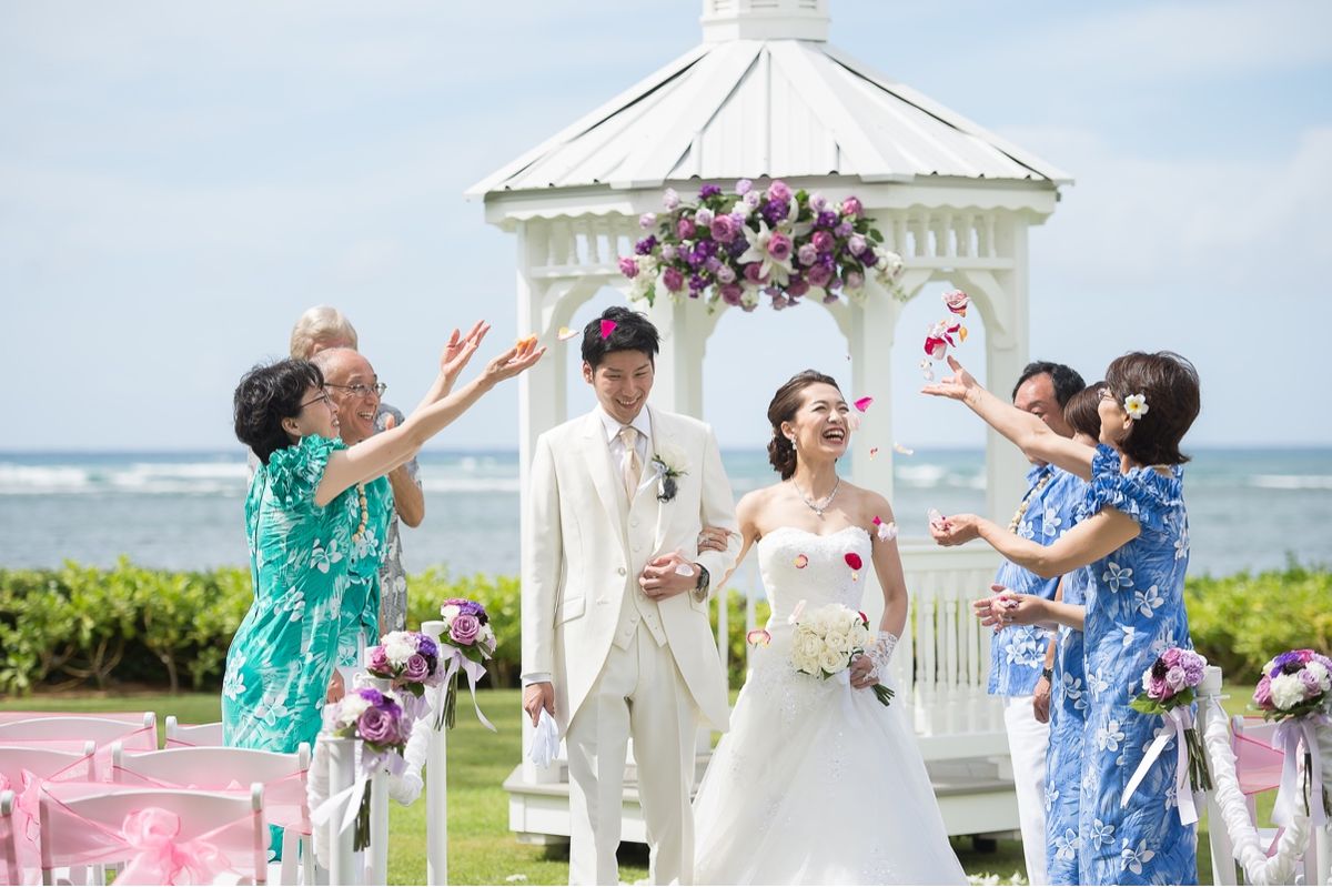 ハワイ挙式に合うウェディングドレスは スタイル別の選び方と持ち込み レンタルの方法 ウェディングニュース