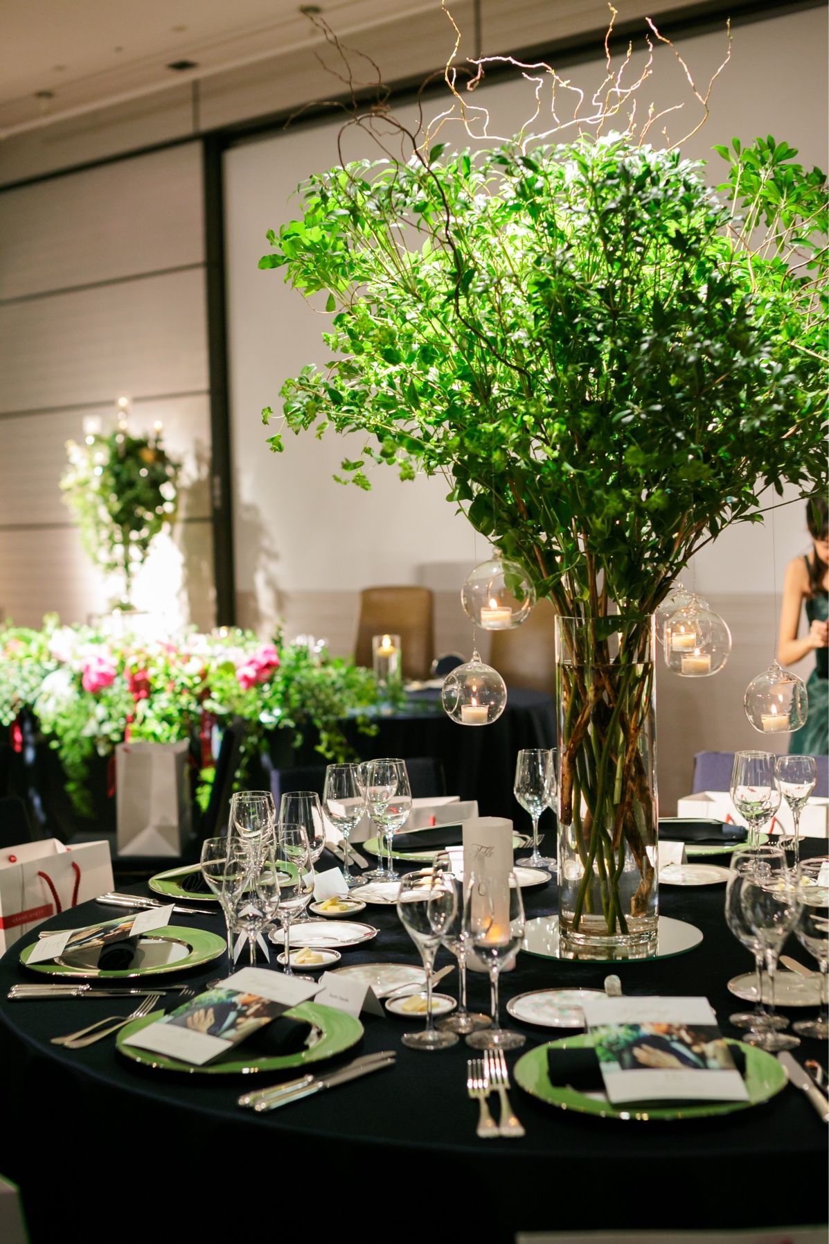 豪華絢爛 披露宴会場を彩る高さのあるテーブル装花特集 結婚式準備はウェディングニュース