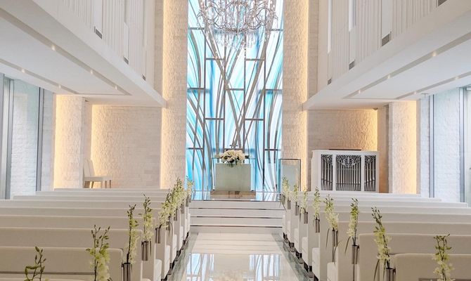 ル・センティフォーリア 大阪
白が基調、隣に流れる滝、水色のステンドグラスに惚れたチャペルです。
チャペルは真っ白と決めていたので、このチャペルだけでだいぶこの会場に心が傾きました(笑)