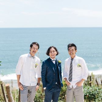 白シャツにグレーのタイとパンツで統一
新婦制作の新郎とお揃いのミニブートニアをつけてもらいました
涼しげで海の似合う素敵なグルームズメン