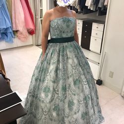 オーバードレス。白ドレスの上に付けるだけで変身!たったの2~3分で変身できる。すごい!+33,000円