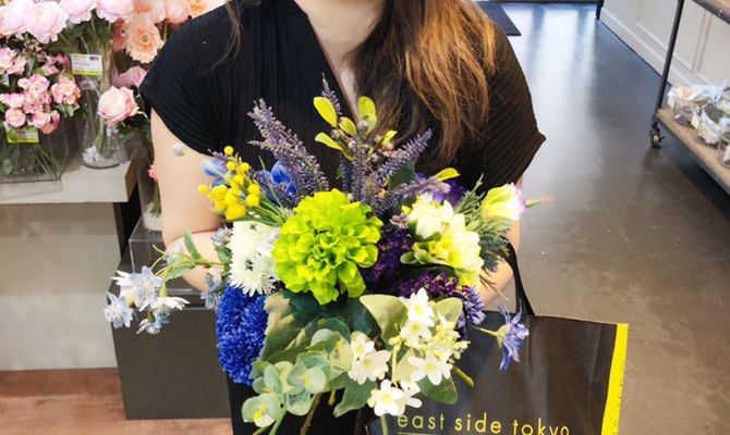 造花の種類がとても豊富なeast side tokyoさんにてブーケ、ブートニア、ミニブーケ、ミニブートニアの花を選ぶ
悩みすぎて1日では終わらなかった
実際に組みながら選べるのは造花のいいところ
枯れずにずっと取っておけるのも選んだ理由