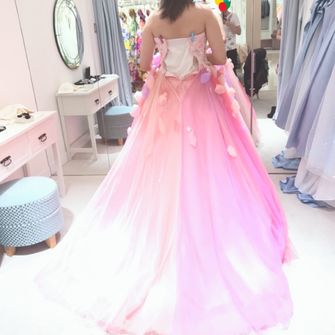 ピンク系は肌の白い子が似合うと思います…