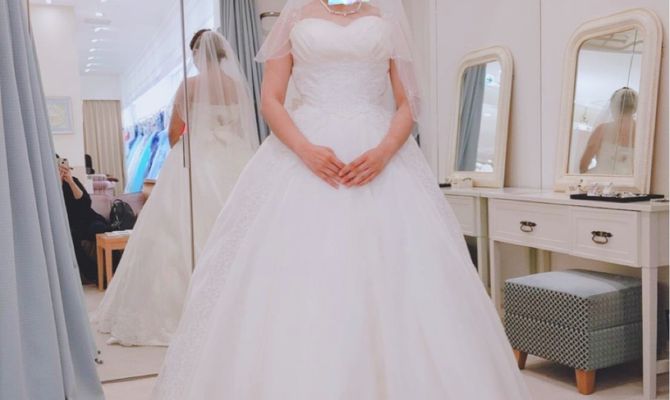 ならば、チュールに挑戦!と着てみましたが、シンプルすぎて寂しい感じに……。
顔がくっきりしてるタイプなので、シンプルなドレスはあんまり、みたいです…