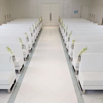 ル・センティフォーリア 大阪
白が基調でシンプルな会場でした。
椅子がソファ(だったと思います)で座りやすくていいかなと思います。
バージンロードの天井だけが高く、バージンロードの長さもちょうどいいと感じました。