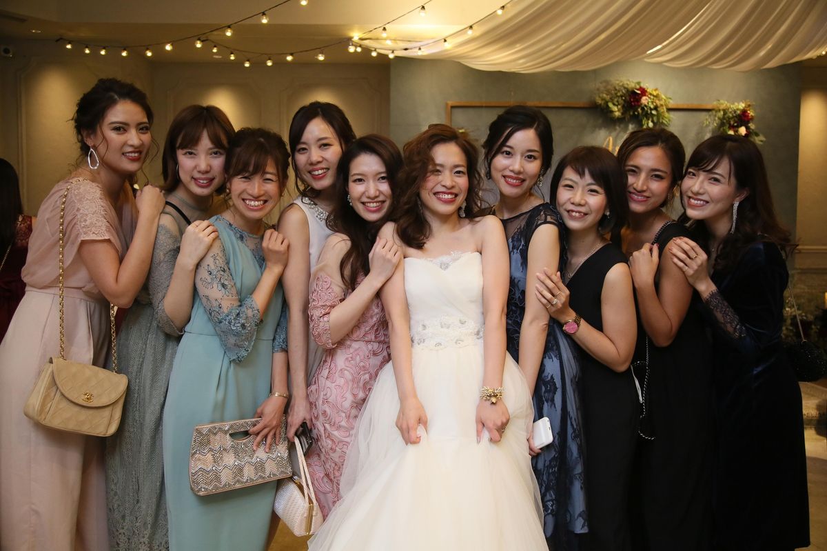結婚式のパーティードレスはブルー系で決まり♡青・水色・ネイビーのおすすめドレスとコーデを紹介 | ウェディングニュース