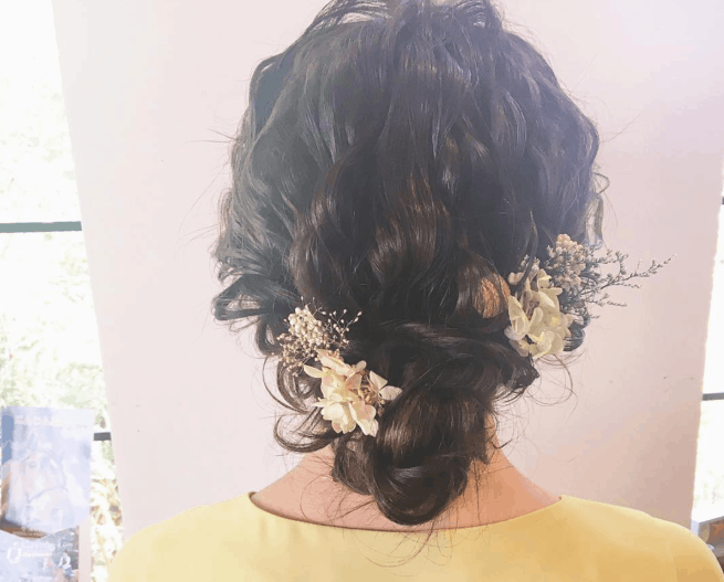 ヘアアクセサリーをつかえば簡単！自分で出来る結婚式お呼ばれヘアアレンジアイディア画像25選のカバー写真 0.8045801526717558