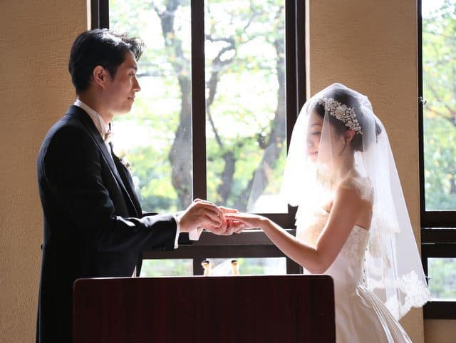 自由学園明日館での結婚式―指輪交換