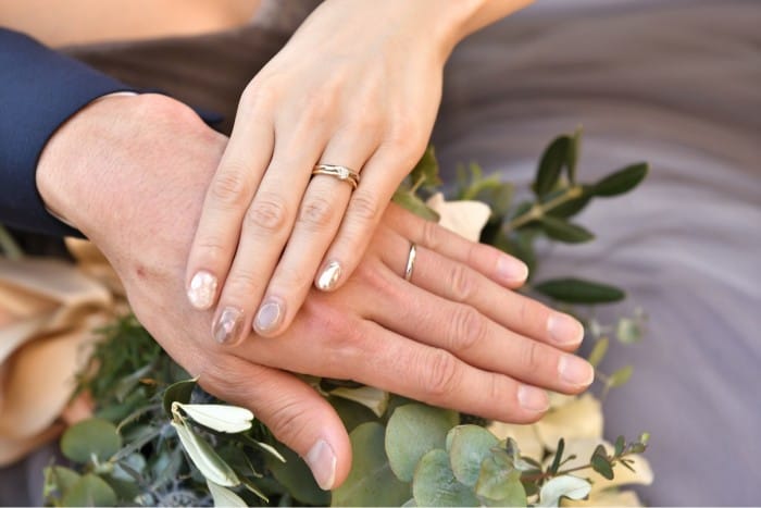 婚約指輪あり派が約7割。できれば一緒に婚約指輪を選びたい人は約5割。のカバー写真 0.6671428571428571