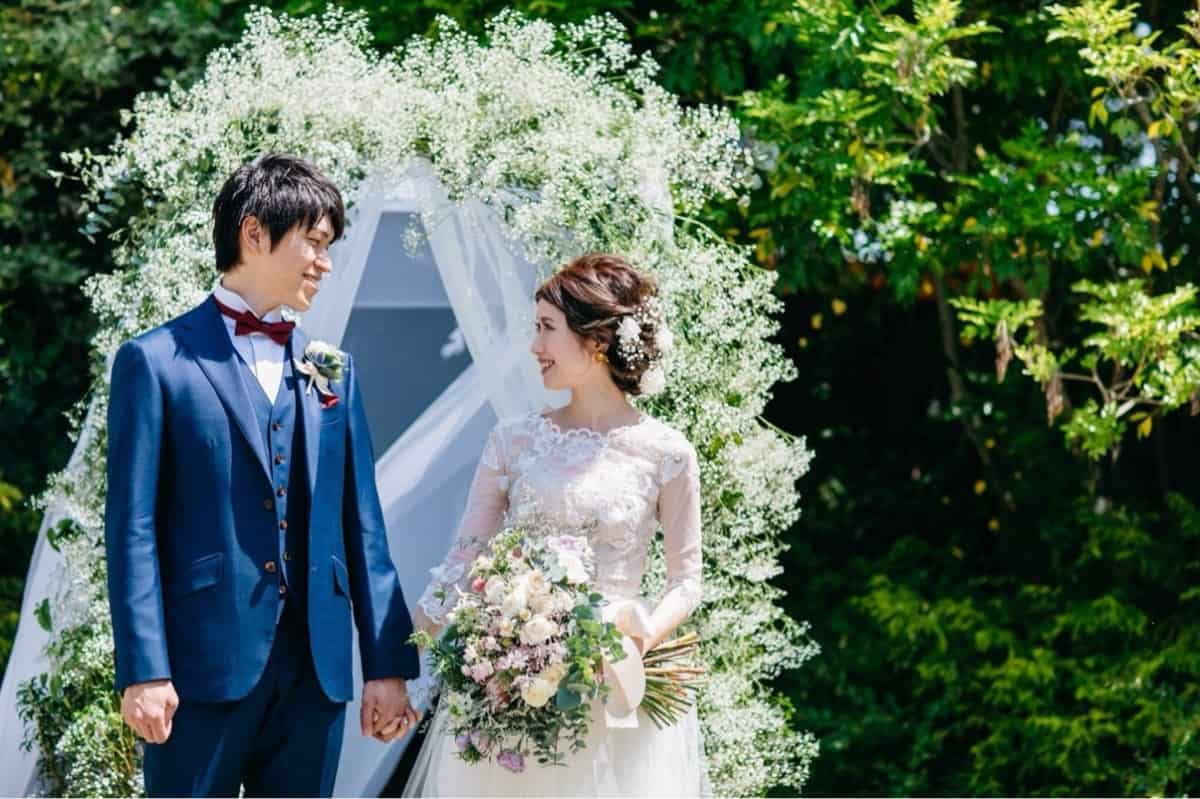 結婚式での「人前式」ってナニ？を解決！魅力たっぷりの人前式を解説♡のカバー写真 0.6658333333333334