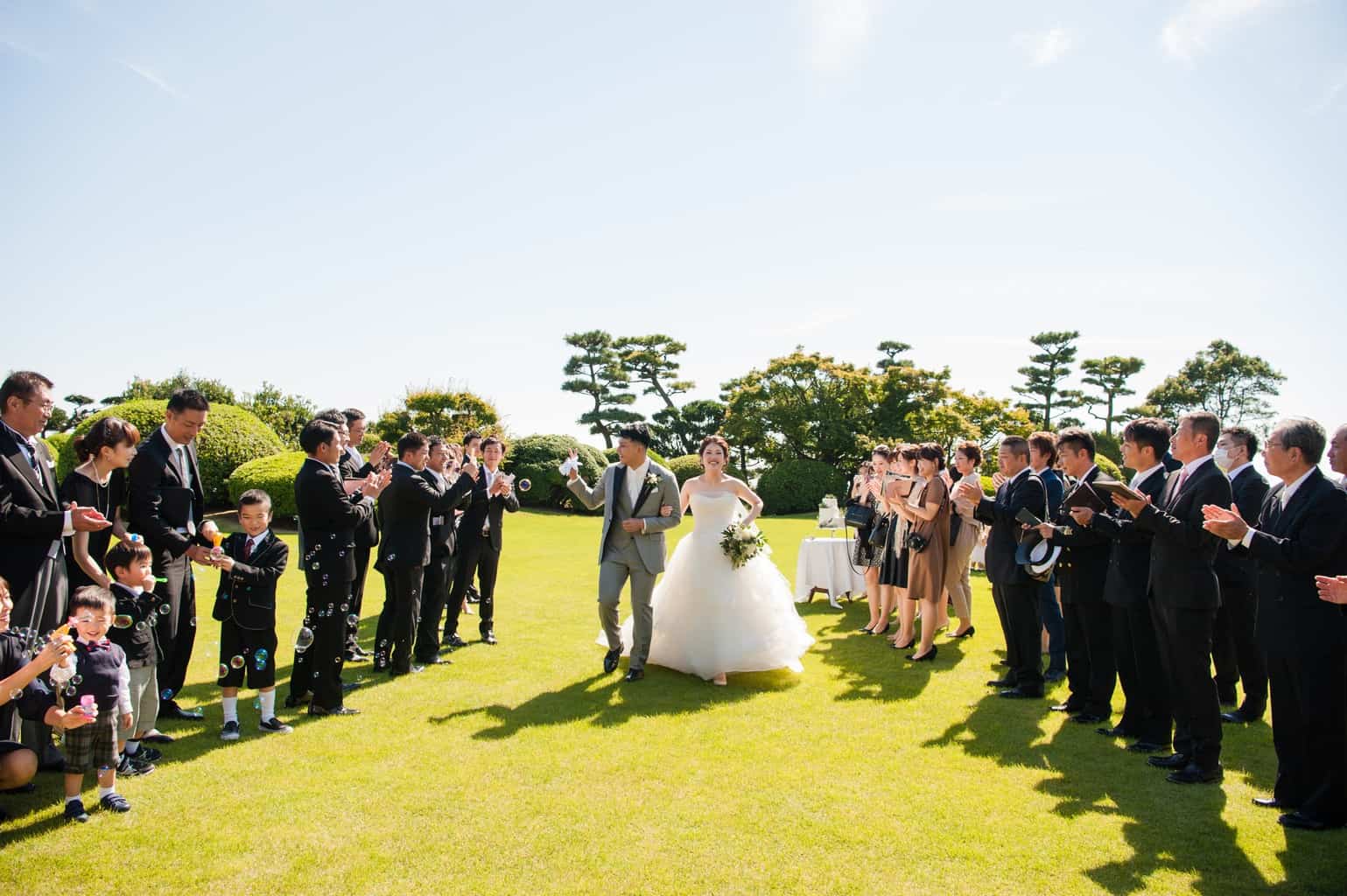 グリーンや白が映える！緑いっぱいの邸宅ウェディング【yu.ka.weddingさん】ジェームス邸のカバー写真 0.6653671215074723