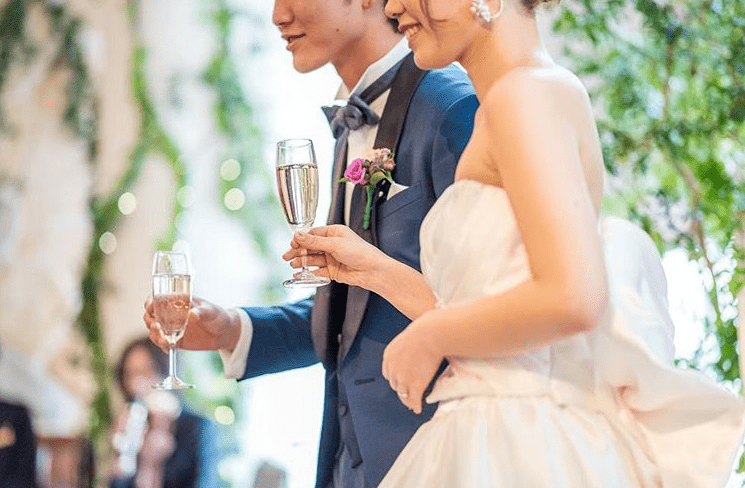 先輩花嫁にアンケート！結婚式の乾杯におすすめの曲(BGM)まとめのカバー写真 0.6550335570469799