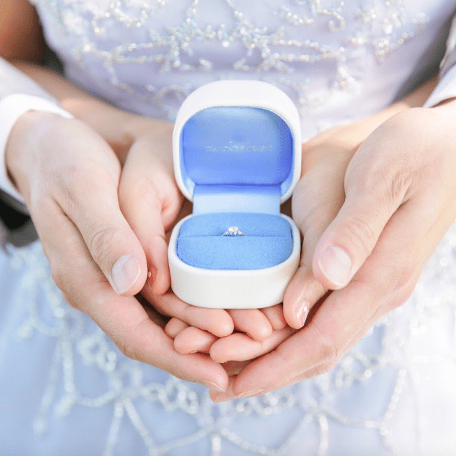 【最新版】婚約指輪の相場はいくら？年代・地域・年収別の費用調査♡のカバー写真 1