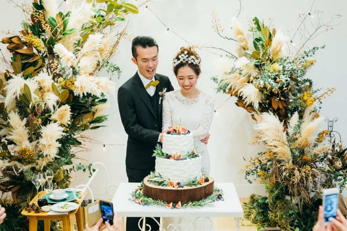 結婚費用の相場を徹底解説！式の費用を安く済ませる方法もご紹介♡のカバー写真 0.6658333333333334