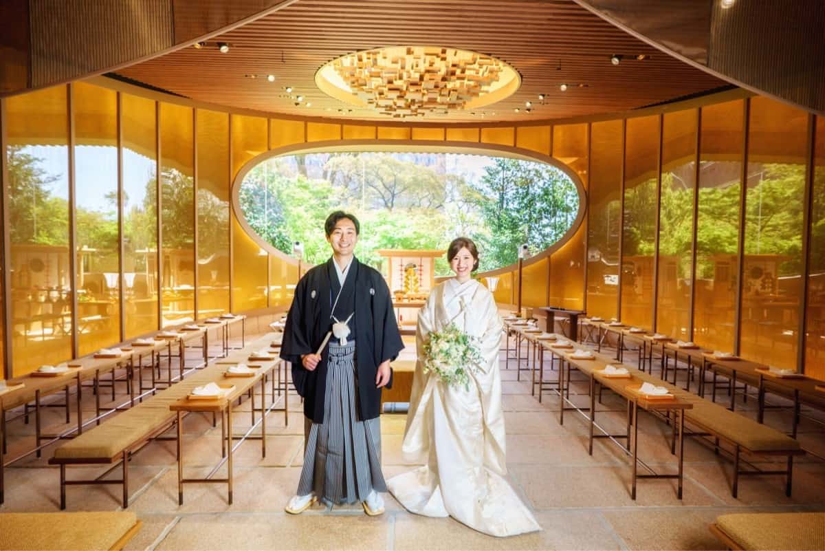 神前式の衣装とは？新郎新婦から親族やゲストの衣装まで徹底解説のカバー写真 0.6675